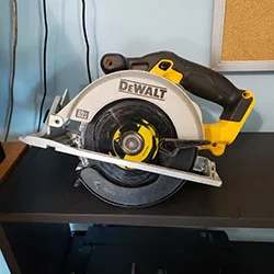 picture of a cordless saw